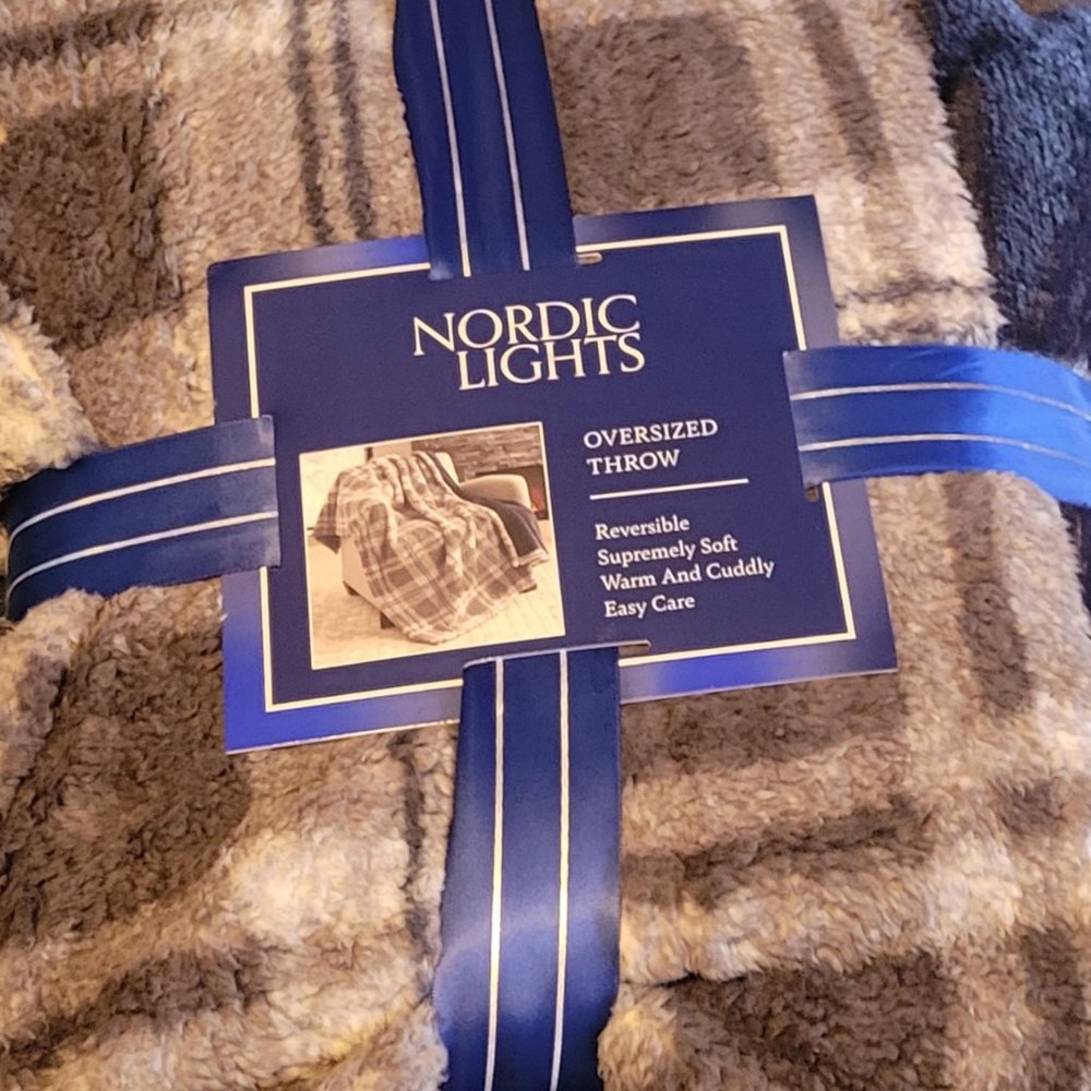 Brand NEW! Nordic Lights Indigo Reversible Oversized Throw 50"x70"